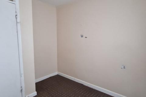 3 bedroom flat to rent, Marian Way, London NW10