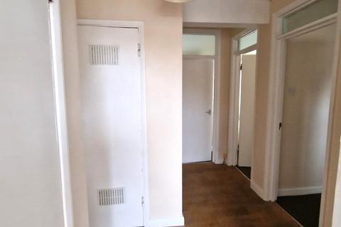 3 bedroom flat to rent, Marian Way, London NW10