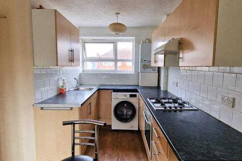 3 bedroom flat to rent, Marian Way, London NW10