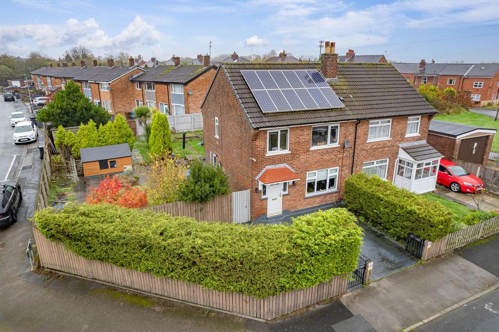 Wentworth Road, AshtonInMakerfield... 3 bed semidetached house for