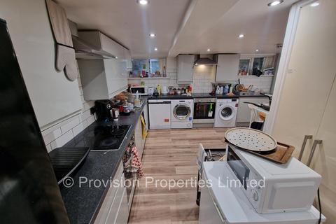 8 bedroom terraced house to rent, St Michaels Villas, Headingley LS6