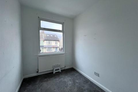 3 bedroom barn conversion to rent, Seaforth Grove, Southend-on-Sea