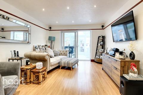 5 Abbey Close, Romford, RM1 2QN