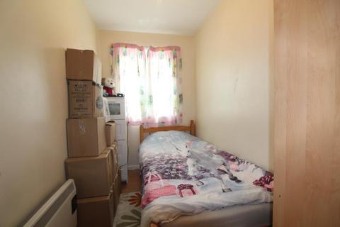 2 bedroom flat to rent, Buxton Close, Edmonton