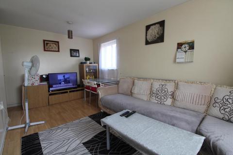 2 bedroom flat to rent, Buxton Close, Edmonton