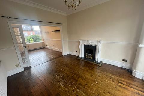3 bedroom semi-detached house to rent, Barton Lane, Eccles, M30 0FR
