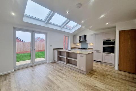 4 bedroom detached house to rent, Rose Gardens, Newark