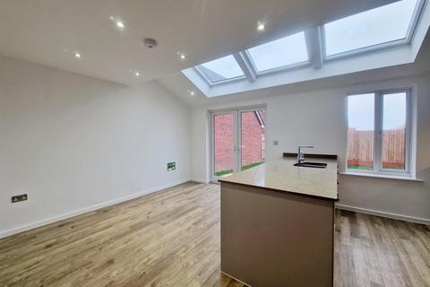 4 bedroom detached house to rent, Rose Gardens, Newark