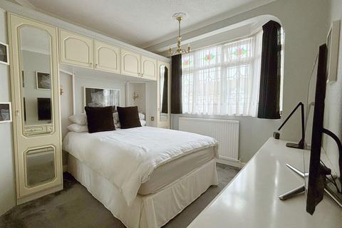 32 Gresham Drive, Romford, RM6 4TS