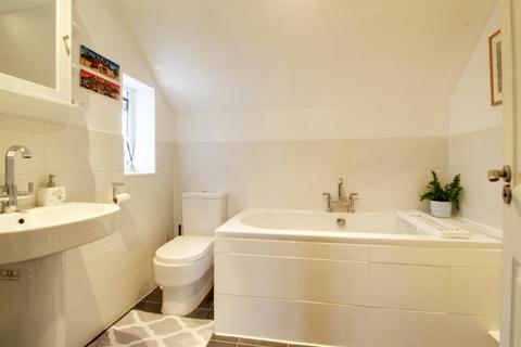2 Beckets Square, Berkhamsted, HP4 1BZ