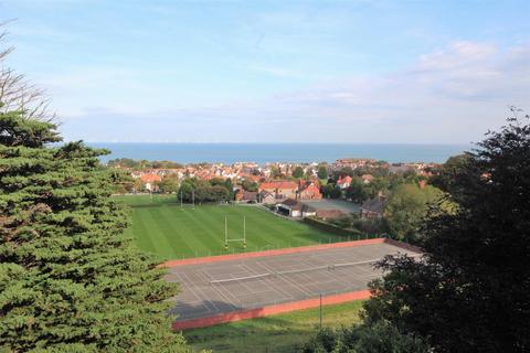 2 bedroom apartment for sale, Oak Drive, Colwyn Bay