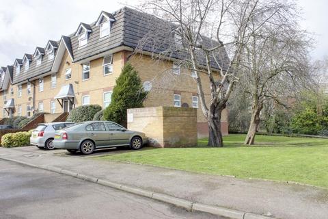 Studio to rent, Millstream Close, Palmers Green, N13