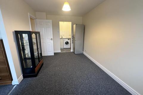 Studio to rent, Millstream Close, Palmers Green, N13