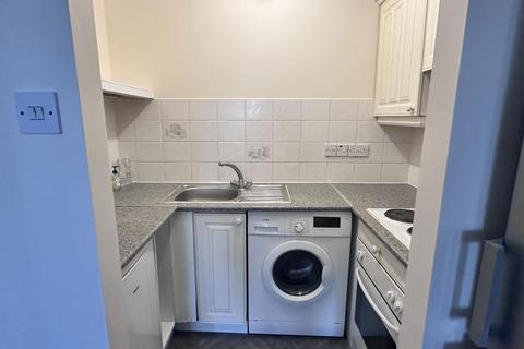 Studio to rent, Millstream Close, Palmers Green, N13