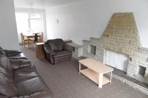 3 bedroom detached house to rent, Greenhill Chase, Wortley, Leeds