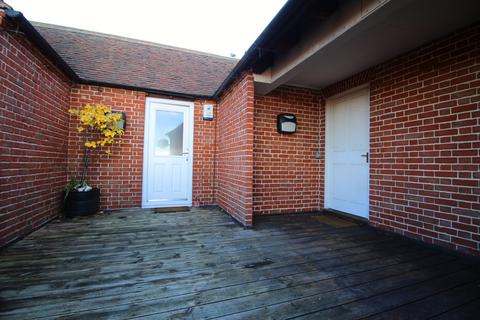 2 bedroom flat to rent, High Street, Kent ME10