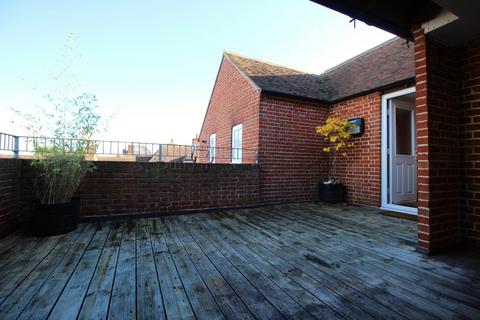 2 bedroom flat to rent, High Street, Kent ME10