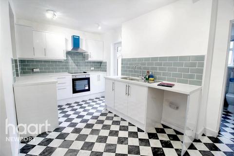 3 bedroom flat to rent, Thorne Avenue