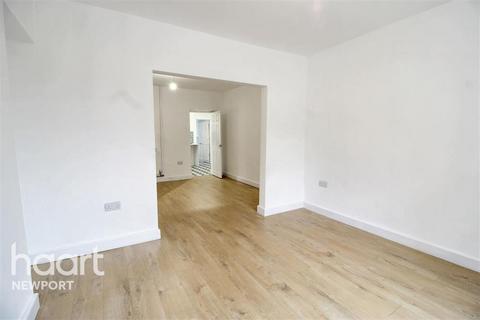 3 bedroom flat to rent, Thorne Avenue