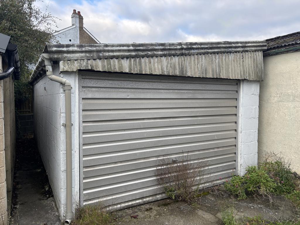 Detached garage