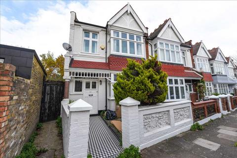 3 bedroom end of terrace house to rent, Wincanton Road, Southfields