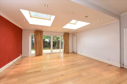 3 bedroom end of terrace house to rent, Wincanton Road, Southfields