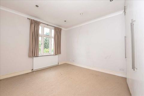 3 bedroom end of terrace house to rent, Wincanton Road, Southfields