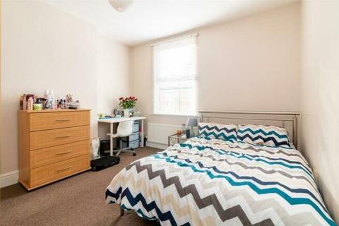 2 bedroom terraced house to rent, Warwick Street, Nottingham, Nottinghamshire, NG7