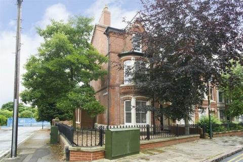 10 bedroom end of terrace house to rent, Burns Street, Nottingham, Nottinghamshire, NG7