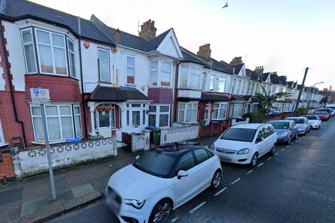 4 bedroom terraced house to rent, Clayton Avenue, Wembley HA0