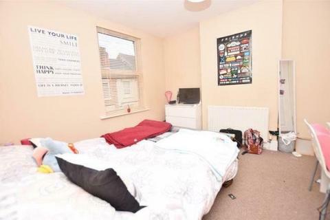 2 bedroom terraced house to rent, Warwick Street, Nottingham, Nottinghamshire, NG7