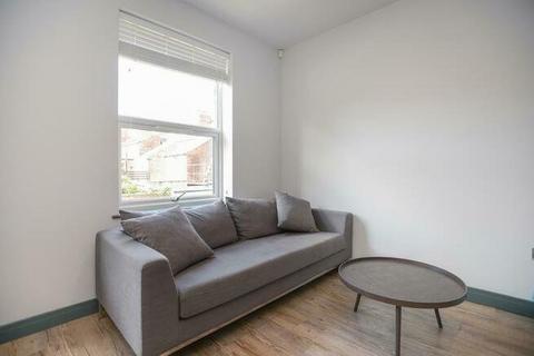 2 bedroom flat to rent, Waverley Street, Nottingham, Nottinghamshire, NG7