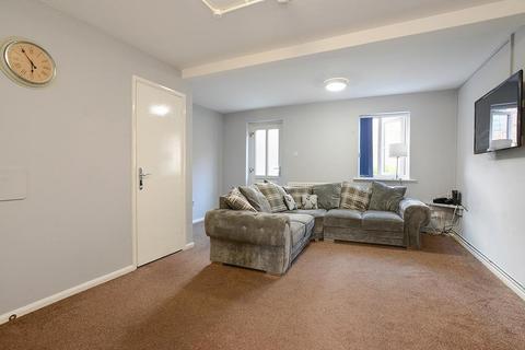 6 bedroom end of terrace house to rent, Raleigh Street, Nottingham, Nottinghamshire, NG7