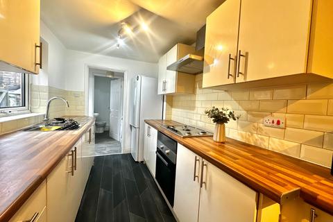 5 bedroom end of terrace house to rent, Shelton Street, Nottingham, NG3