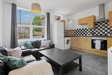 4 bedroom flat to rent, Burns Street, Arboretum, Nottingham, NG7
