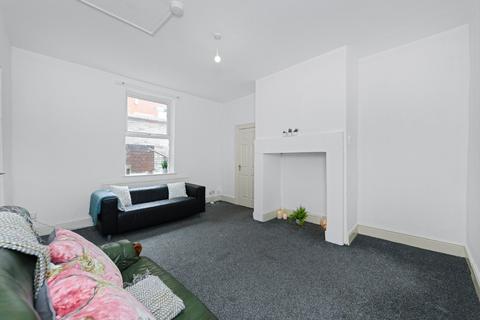 4 bedroom flat to rent, Foxhall Road, Nottingham, NG7