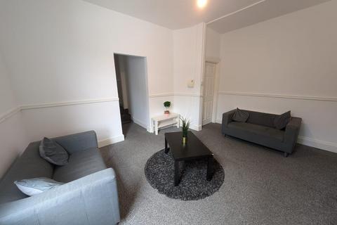 3 bedroom flat to rent, Foxhall Road, Nottinghm, NG7