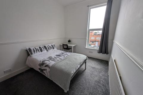 3 bedroom flat to rent, Foxhall Road, Nottinghm, NG7