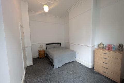 3 bedroom flat to rent, Foxhall Road, Nottingham, NG7