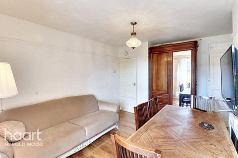7, Taunton House Redcar Road, Romford, RM3 9PX