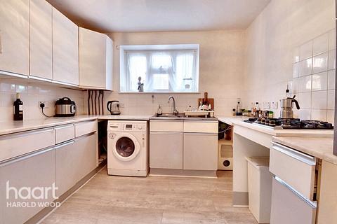 7, Taunton House Redcar Road, Romford, RM3 9PX