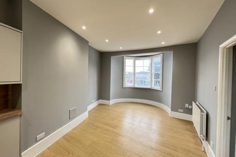 2 bedroom flat to rent, Queens Road, London SE14