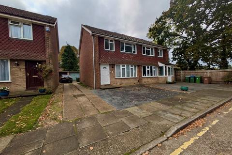 3 bedroom semi-detached house to rent, Chyngton Close, Sidcup, Kent