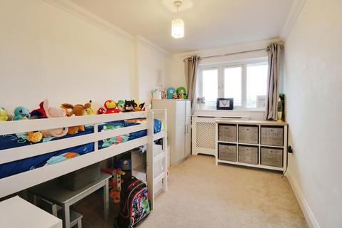 3 bedroom flat to rent, Lower Southend Road, Wickford, SS11