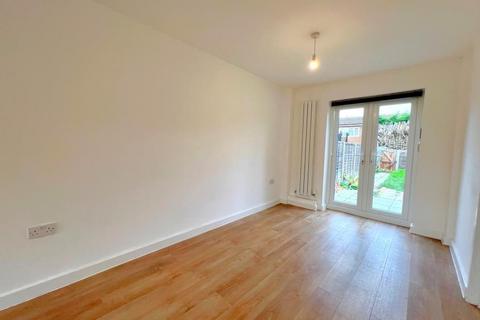 3 bedroom terraced house to rent, 19 Oakfield, Woking GU21