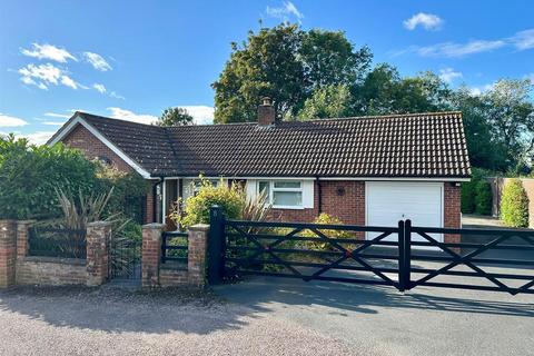 3 bedroom detached bungalow to rent, Llanwye Close, Hereford