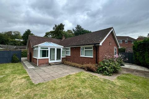 3 bedroom detached bungalow to rent, Llanwye Close, Hereford