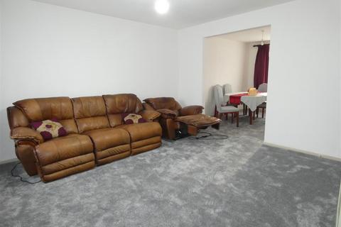 3 bedroom terraced house to rent, Bramber Court, Cippenham