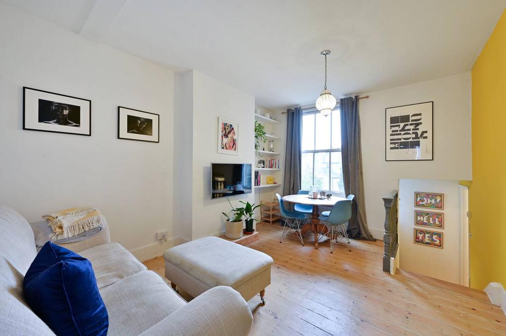 Schubert Road, East Putney, London, SW15 2 bed flat - £3,000 pcm (£692 pw)