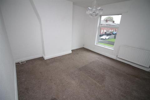 2 bedroom end of terrace house to rent, Church Street, Failsworth M35